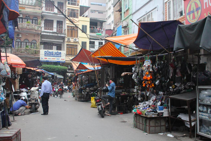 Chợ chuyên ngành: Chợ chuyên bán hàng theo từng lĩnh vực, như chợ máy móc thiết bị ở phố Hòa Bình (chợ Giời)