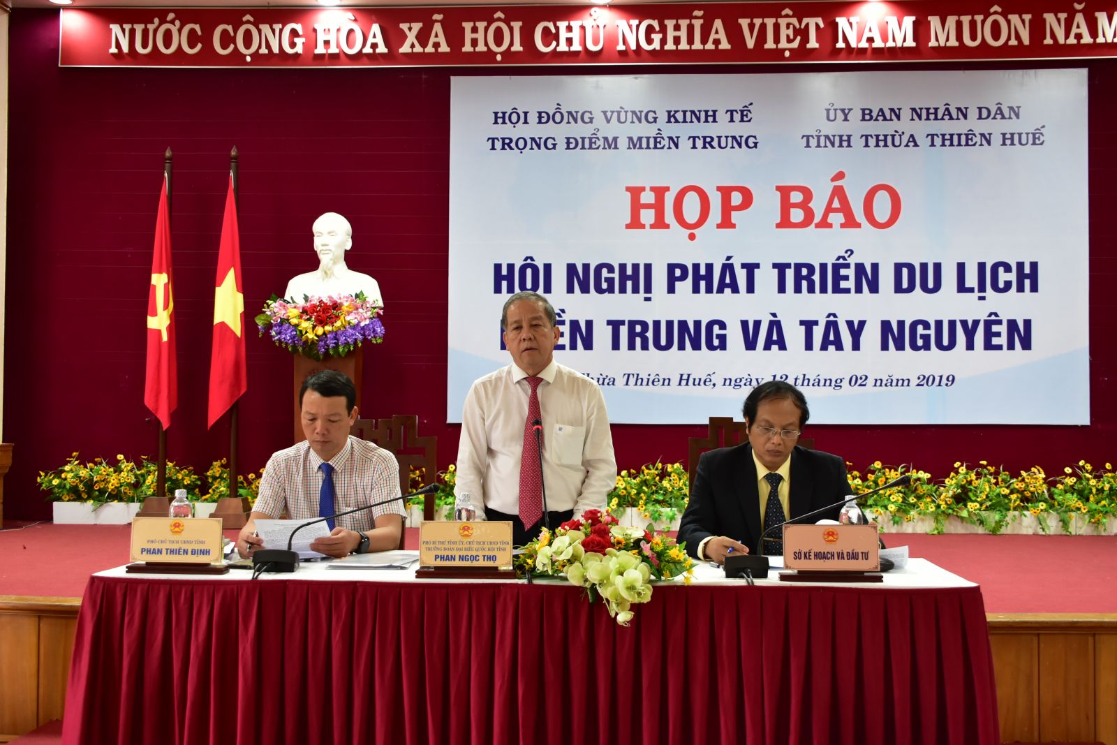 Chủ tịch UBND tỉnh Thừa Thiên-Huế Phan Ngọc Thọ (giữa) thông tin về Hội nghị phát triển du lịch miền Trung và Tây Nguyên. Ảnh: VGP/Thế Phong