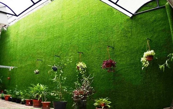 Bức tường xanh được phủ bằng cỏ nhân tạo (Ảnh minh hoạ)