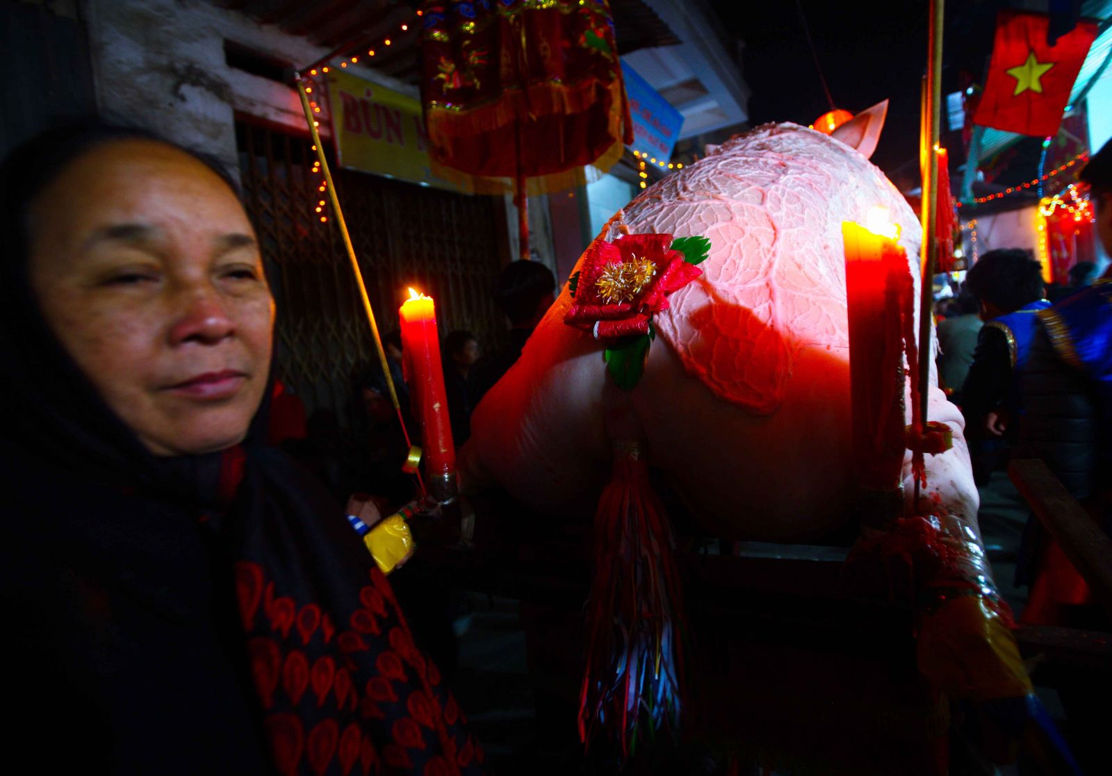  Người làng La Phù quan niệm một ông lợn to, đẹp được dâng lên sẽ đem lại nhiều may mắn cho xóm làng.