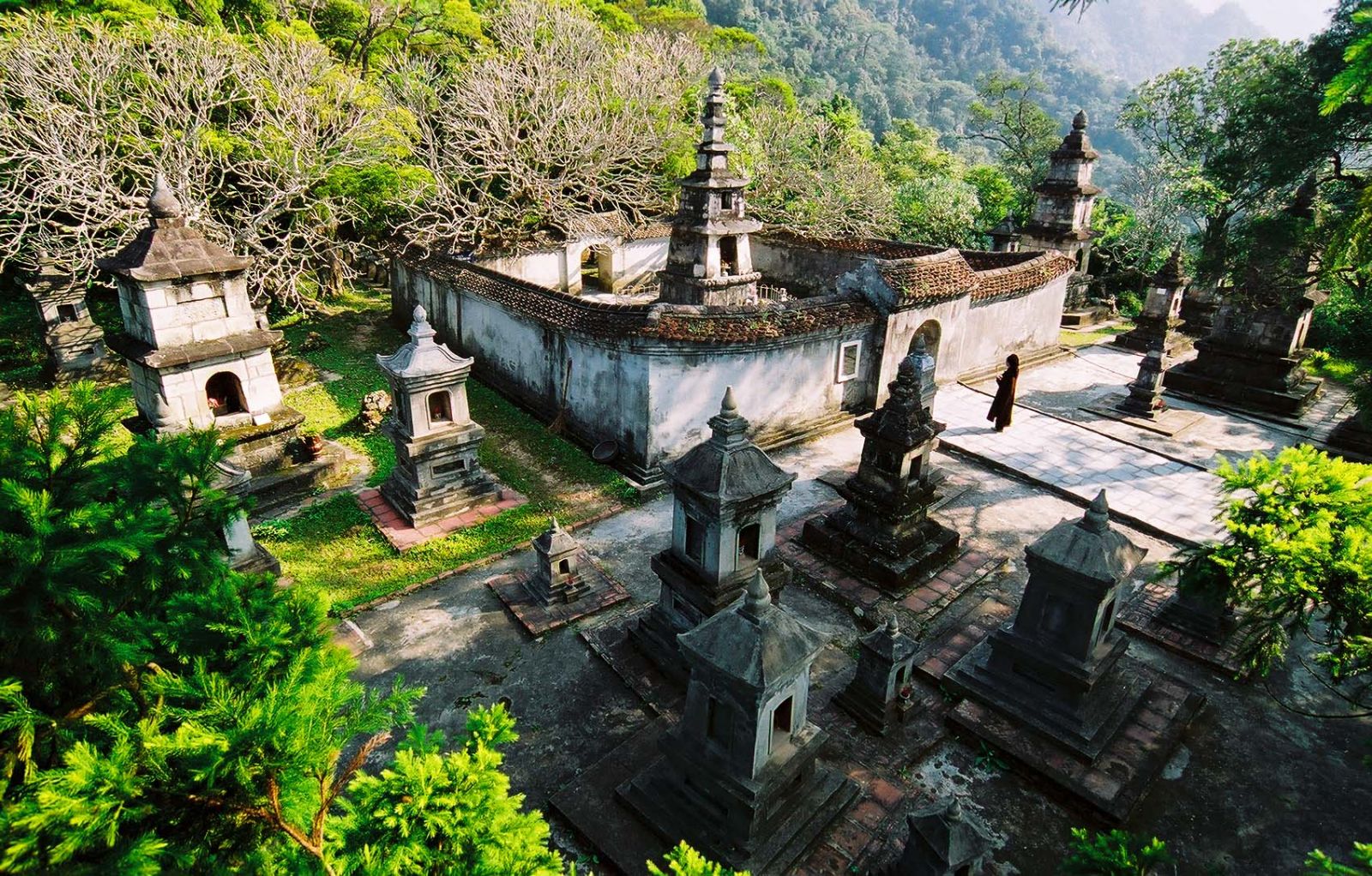 Vườn tháp Huệ Quang, nơi có Tháp Tổ lưu giữ xá lị của Phật hoàng Trần Nhân Tông cùng hơn 40 bảo tháp đặt dưới chân chùa Hoa Viên.