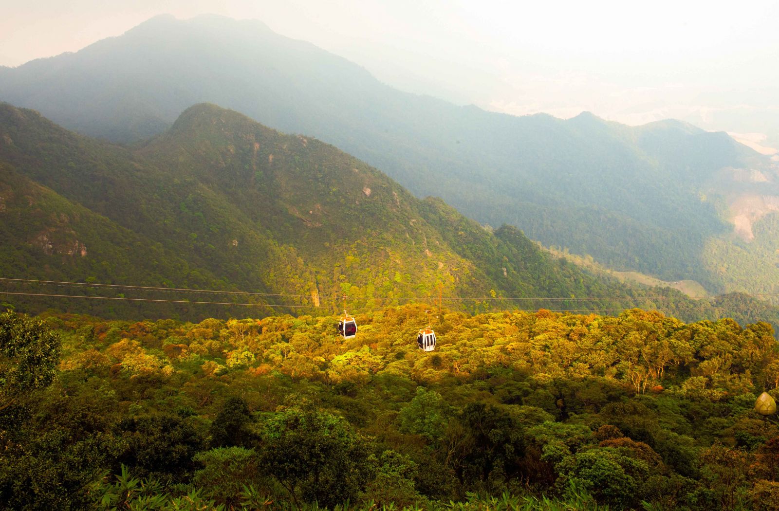 Với hệ thống cáp treo Yên Tử, từ trên cao, du khách có thể ngắm nhìn toàn bộ cảnh quan Yên Tử với những công trình chùa, am, tháp cổ kính nằm thấp thoáng ẩn mình trong những cánh rừng nguyên sinh xanh ngút ngàn