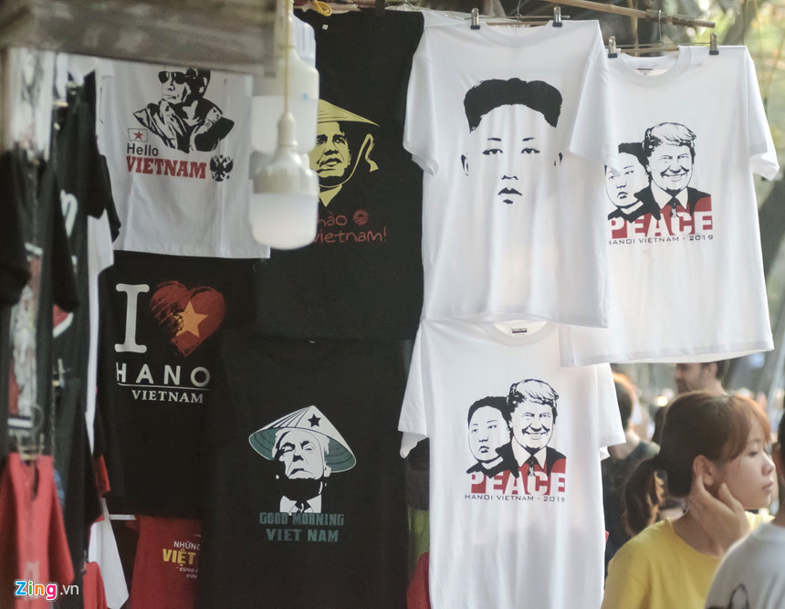 Những chiếc áo phông in hình Trump và Kim đã bày bán tại Hà Nội