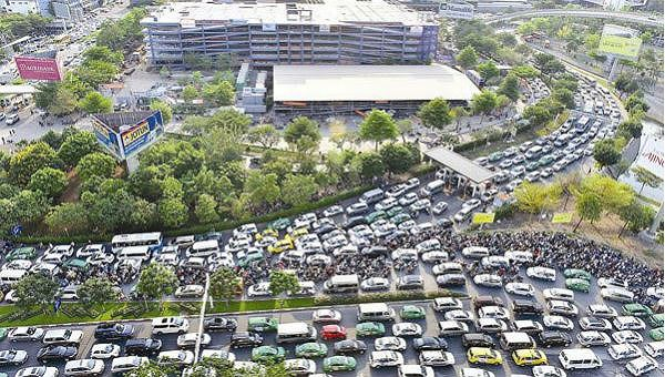 Sân bay Tân Sơn Nhất quá tải, thường xuyên xảy ra tắc nghẽn ở khu vực xung quanh.