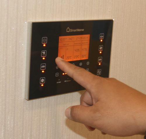 Giao tiếp với hệ thống Smart Home qua bảng điều khiển cảm ứng.