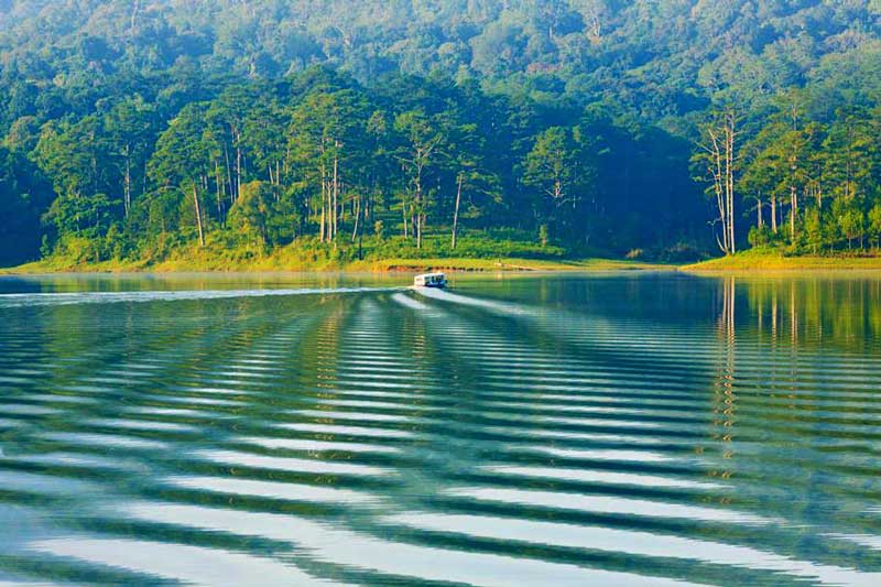 Vẻ đẹp thơ mộng của hồ Tuyền Lâm