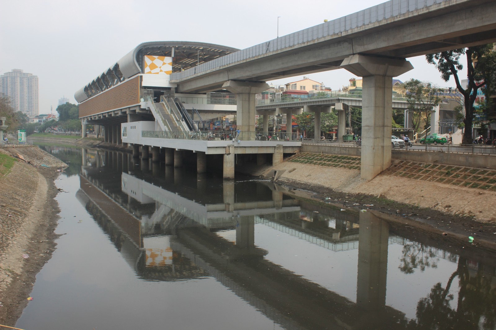 Sông Tô Lịch qua quá trình đô thị hóa đã bị ô nhiễm nghiêm trọng khi “gánh” 150.000 m3 nước thải sinh hoạt và công nghiệp được xả xuống sông