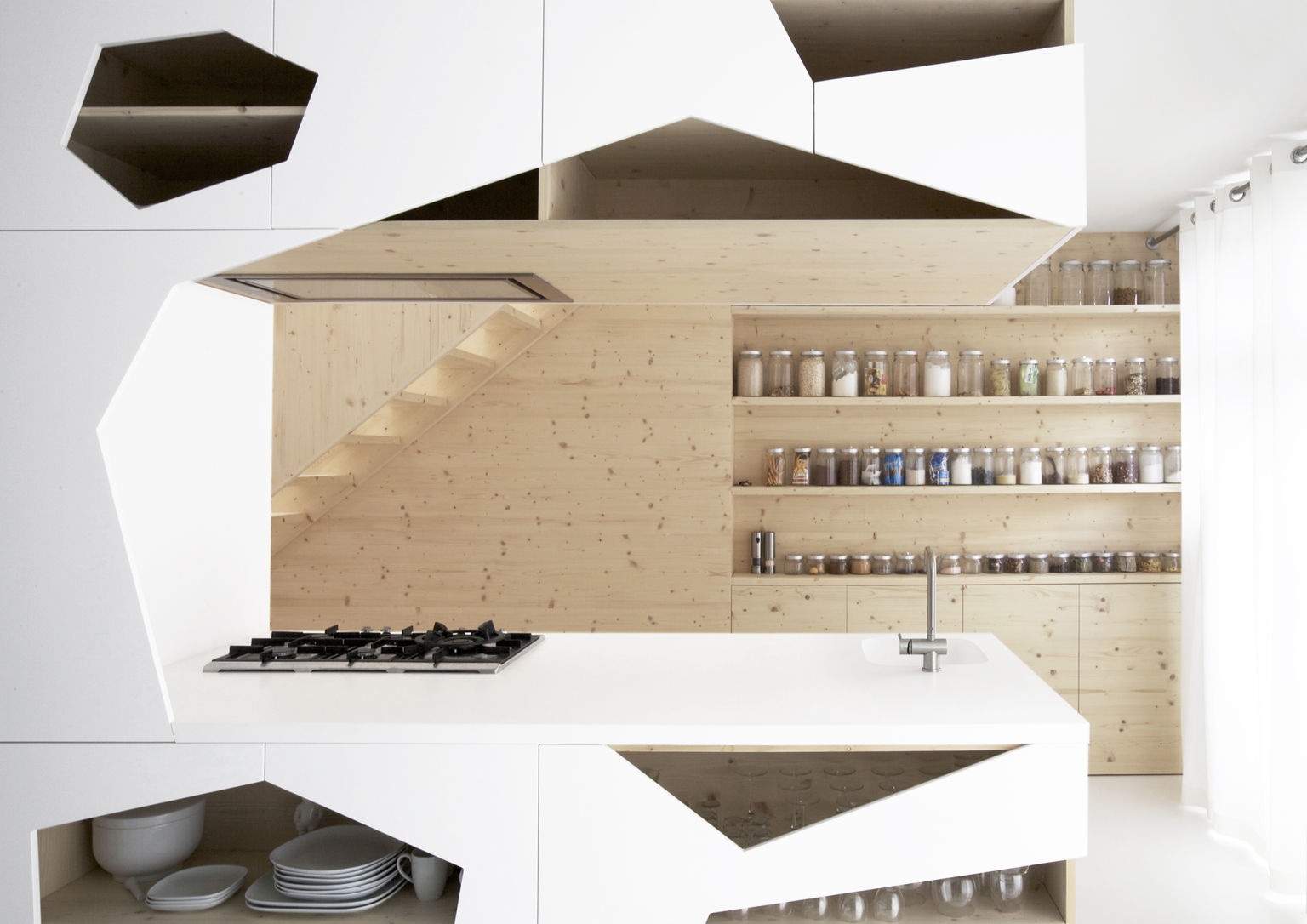 Không có quy định bất dịch nào khi thiết kế một căn phòng. Nếu bạn muốn thiết kế tủ bếp có kiểu dáng hình học thì đã không hẳn là lựa chọn kỳ quặc, độ độc đáo và hấp dẫn của căn bếp thậm chí sẽ còn tăng gấp đôi.