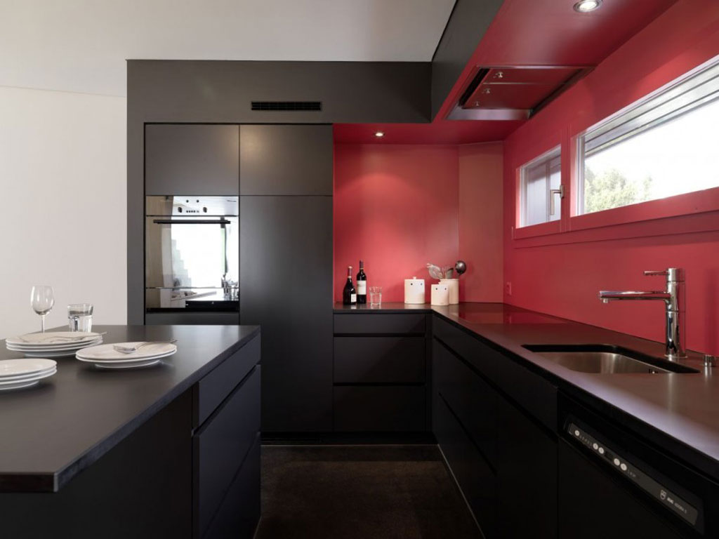 Nhiều người cho rằng không nên mua một cái tủ bếp màu đen. Tuy nhiên, nếu tủ bếp màu đen được kết hợp với màu đỏ như trên thì lại là một lựa chọn rất đáng với nhà bếp phong cách sang trọng, sang chảnh