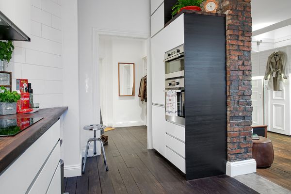 Tủ bếp cho căn hộ nhỏ được thiết kế hiện đại, tối giản các chi tiết như tay cầm chìm, không có phào chỉ, đường viền...