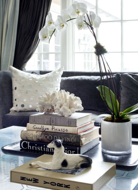 Sách cũng có thể trở thành vật trang trí phòng khách đẹp mắt
