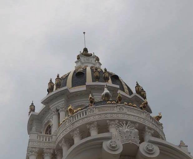 Dấu ấn của tòa lâu đài này là có 6 con gà dát vàng đặt trên nóc nhà.
