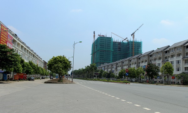 Thời điểm bất động sản hưng thịnh, những căn biệt thự tại khu đô thị Geleximco Lê Trọng Tấn có giá triệu đô nhưng, hiện tại nó đang bị bỏ hoang một cách lãng phí.