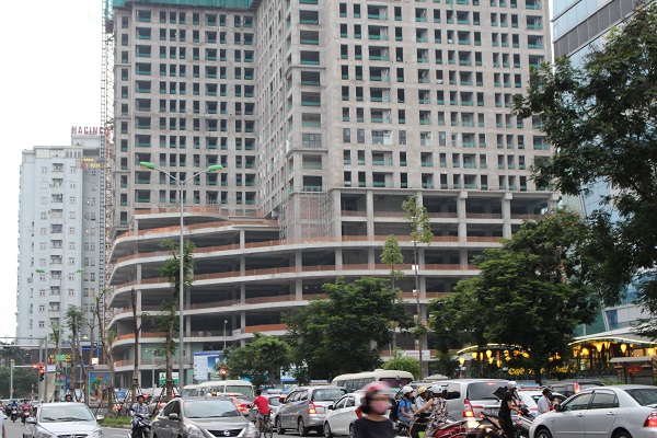 Tòa nhà khổng lồ này đang tiến hành xây dựng ngay mặt đường Lê Văn Lương giao với đường Hoàng Đạo Thúy.