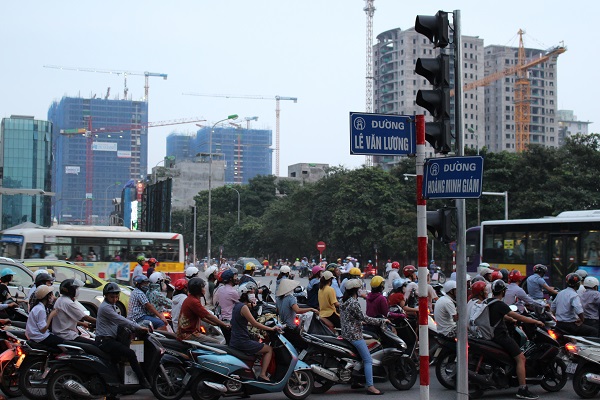 Mật độ phương tiên lưu thông trong giờ cao điểm khiến đường Lê Văn Lương quá tải.