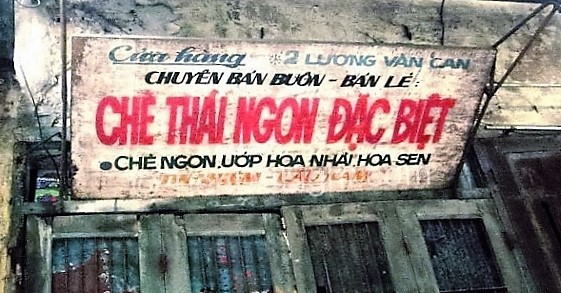 Bảng quảng cáo tại số 2 Lương Văn Can, chiếc bảng đã được treo lên từ những năm 1981. Chủ của hàng cho biết:  