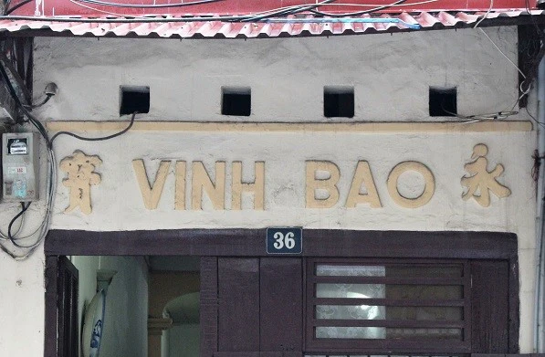 Ngôi nhà số 36 nằm trên con phố Hàng Đồng. Chủ ngôi nhà là bác Tường (là thầy giáo đã về hưu). Bác chia sẻ: 