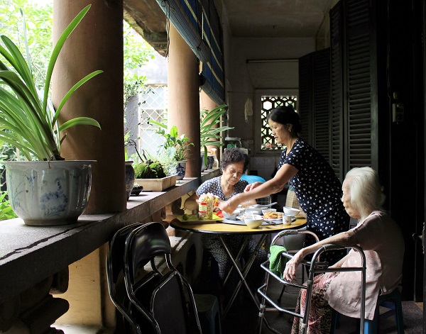 Bữa cơm ấm cúng của gia đinh cụ Phạm Thị Tề và các con dâu rất giản dị mang âm hưởng, nét đẹp của người Hà Nội