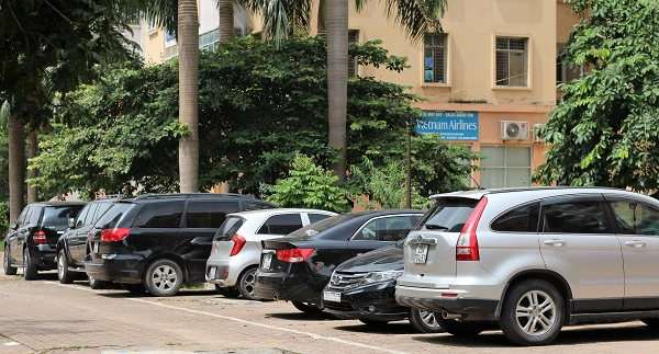 Do không có chỗ để xe nên nhiều cư dân buộc phải đỗ xe phía trước tòa nhà.