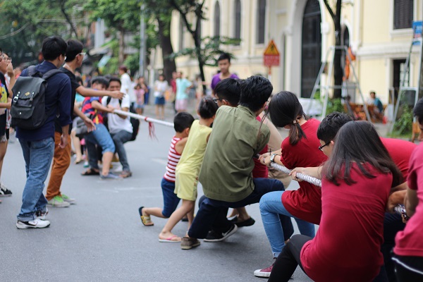 Trò chơi kéo co là trò chơi có từ rất lâu, mang đậm nét truyền thông dân gian của người Việt Nam đang được các bạn trẻ tái hiện trên phố đi bộ.