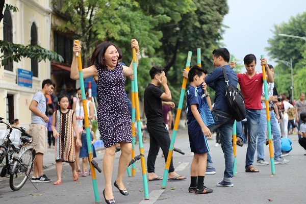 Trò chơi đi cà kheo cũng là một trong những trò chơi đã có từ rất lâu đời, trò chơi thường được tổ chức trong các dịp lễ hội truyền thống ở Việt Nam.