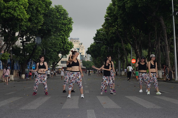 Một góc trên tuyến phố đi bộ, một nhóm bạn trẻ đang flashmob