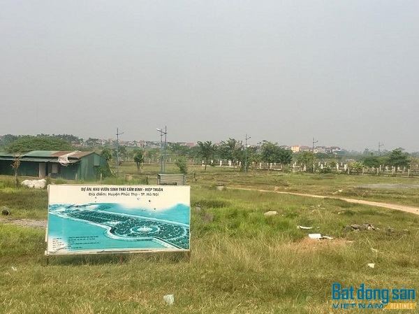 Cách trung tâm TP. Hà Nội khoảng 20 km, dự án khu vườn sinh thái Cẩm Đình - Hiệp Thuận nằm dưới chân cầu Phùng, theo kế hoạch ban đầu thì dự án phân thành nhiều khu, bao gồm nhà vườn sinh thái, tái định cư, công trình công cộng, thương mại và dịch vụ.