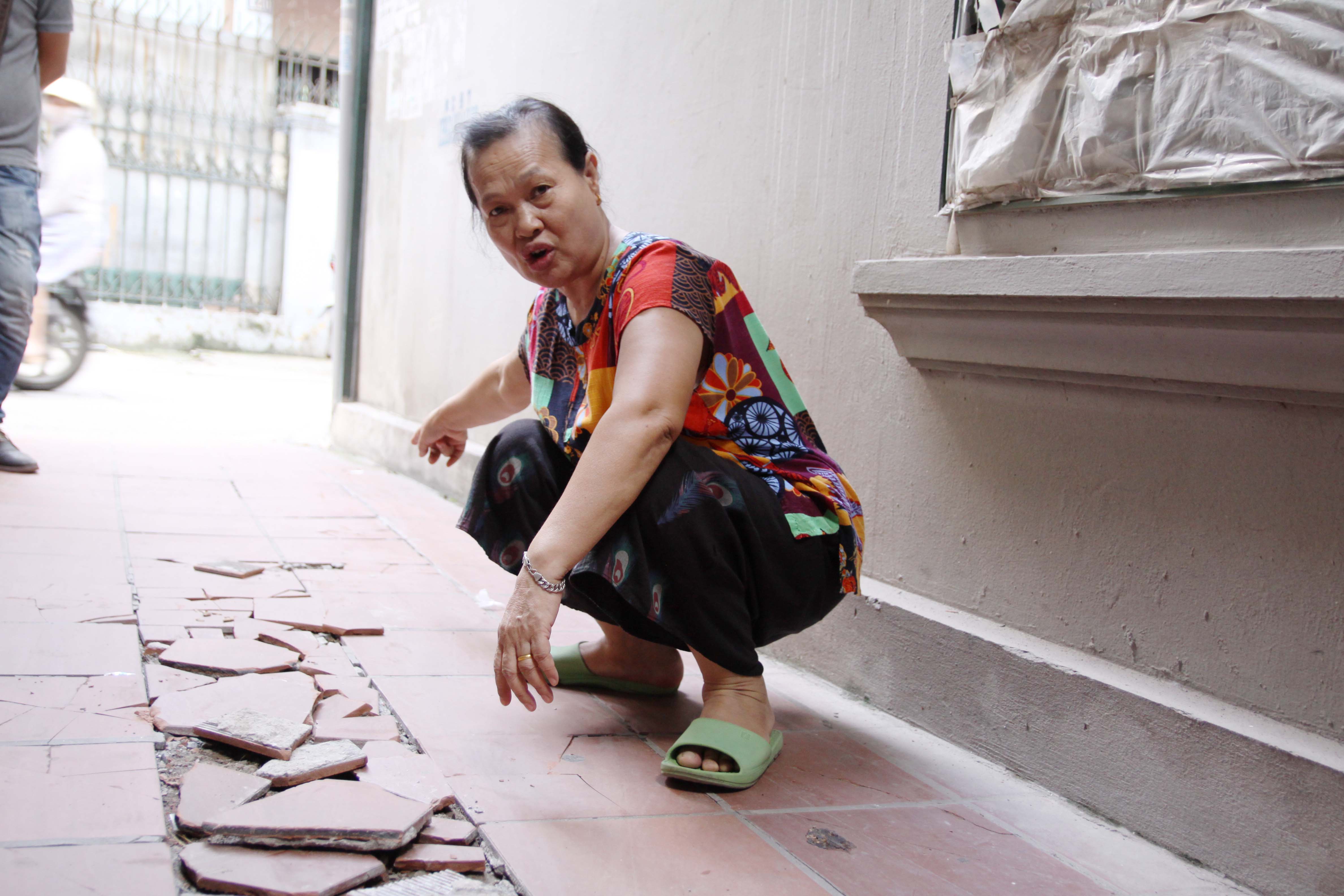 Bà Phạm Thị Sen, chủ ngôi nhà số 161 đang chỉ sự nguy hiểm của ngôi nhà cho PV Reatimes