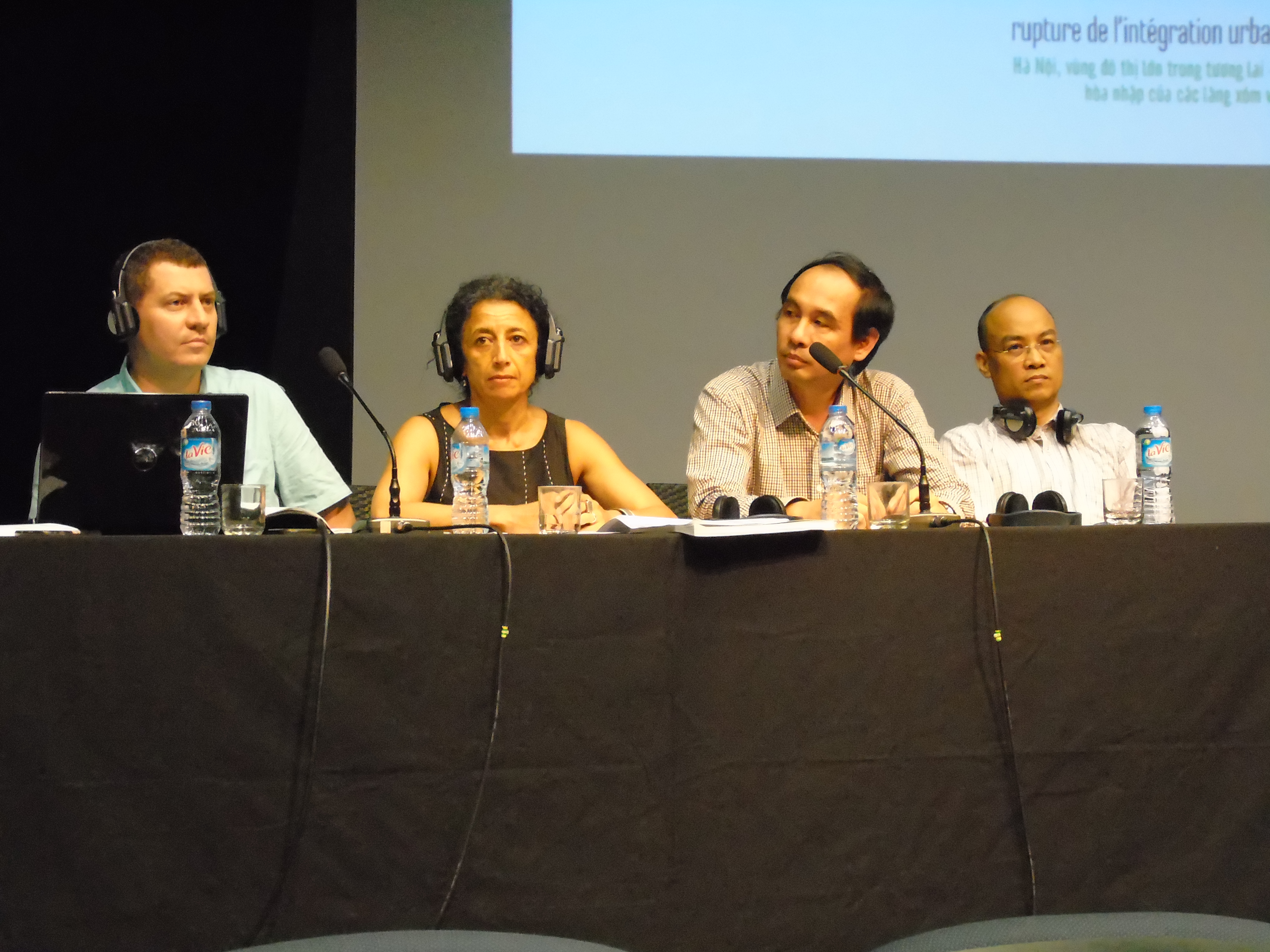 Nhóm nghiên cứu trong cuộc hội thảo (Từ trái quá phải: Emmanuel Cerise, Sylvie Fanchetta, Đào Thế Anh, Nguyễn Văn Sửu) - Ảnh: Phan Minh