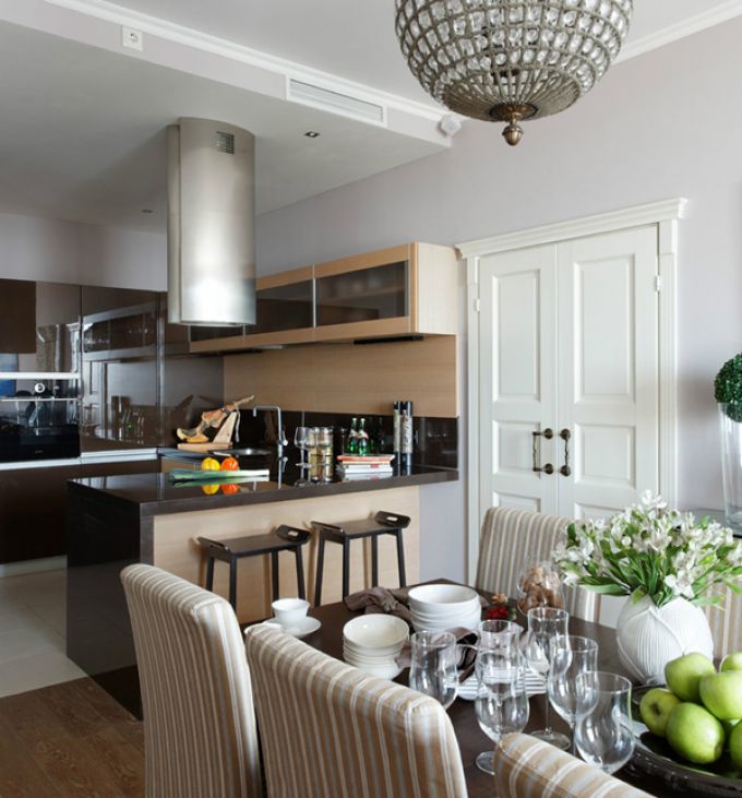 Khu vực bếp của căn hộ đẹp lung linh khi được kết hợp với mặt và cạnh bàn bếp bóng loáng cùng
