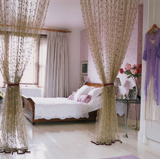 Màu tím thuỷ chung và những chiếc rèm điệu đà làm tăng thêm sự lãng mạn cho căn phòng cưới
