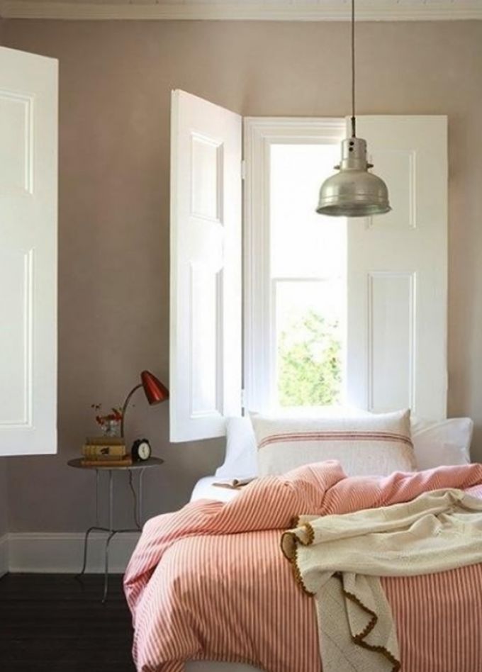 Hãy sử dụng các đồ nội thất phòng ngủ có kích thước nhỏ hoặc vừa phải để làm tôn lên vẻ đẹp của chiếc giường