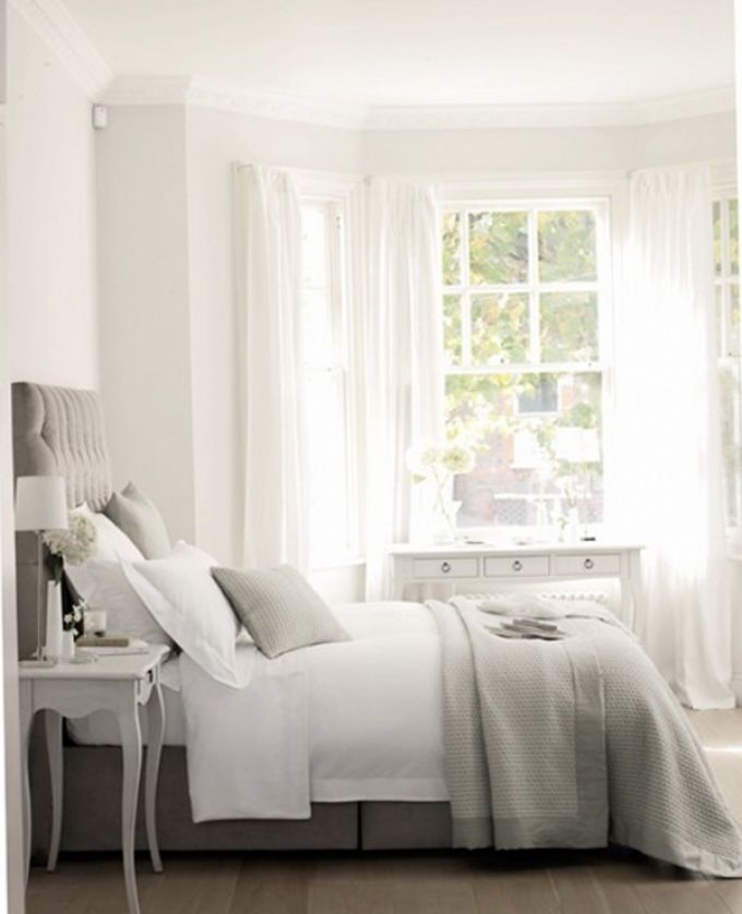 Nội thất phòng ngủ dành cho cặp đôi mới cưới có thể sử dụng gam màu trắng kết hợp với màu xám tạo ra vẻ đẹp nhẹ nhàng mà không kém phần lãng mạn