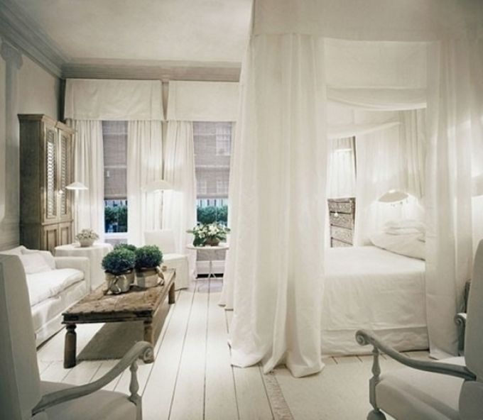 Mẫu nội thất phòng ngủ này lấy màu trắng tinh khôi làm gam màu chủ đạo khiến cả căn phòng đẹp như trên mây