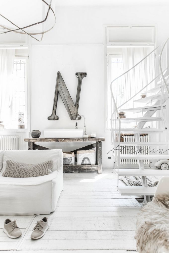 Màu trắng, xám nhạt và nâu nhạt được kết hợp hợp lý trong từng đồ nội thất căn hộ này