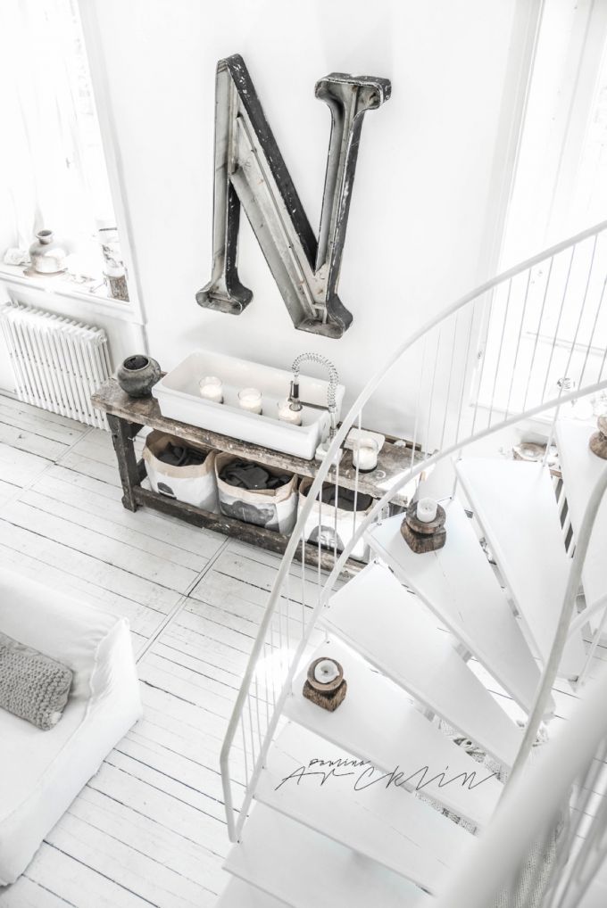 Gam màu trắng của nội thất căn hộ tạo ra cảm giác mở rộng không gian