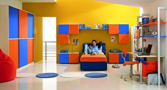 Các màu sắc rực rỡ này trong nội thất phòng ngủ dành cho những cậu bé năng động, sáng tạo và yêu thích sự khám phá