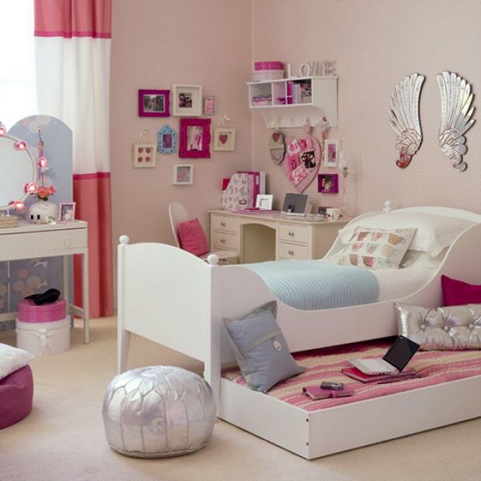 Hầu hết các cô gái tuổi teen đều thích màu hồng phớt hoặc hồng nhạt, vì vậy phụ huynh có thể phối kết hợp các màu trắng, hồng, cam nhạt cho nội thất phòng ngủ của cô con gái