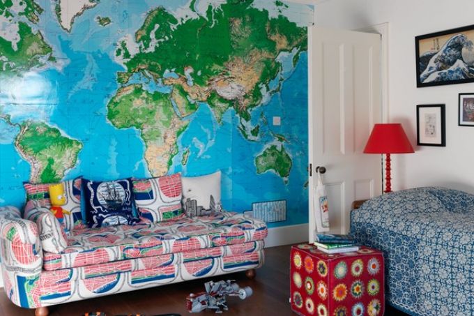 Đưa một bức tranh bản đồ thế giới vào nội thất phòng ngủ của bé sẽ gợi mở trí tò mò và đánh thức sự ham học hỏi của bé