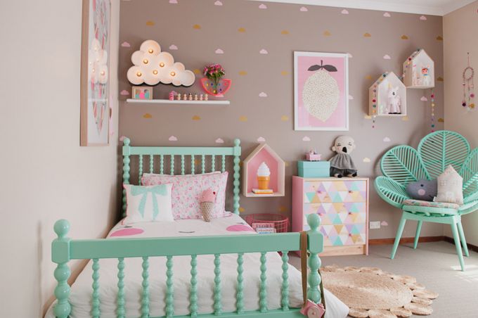 Nội thất phòng ngủ trang trí thích hợp nhất cho không gian riêng của bé là những nhân vật hoạt hình hoặc đồ chơi mà bé yêu thích. Nội thất chủ đạo của căn phòng là màu xanh nhưng kết hợp với những đồ trang trí màu hồng tạo nên tổng thể hài hòa, xinh xắn