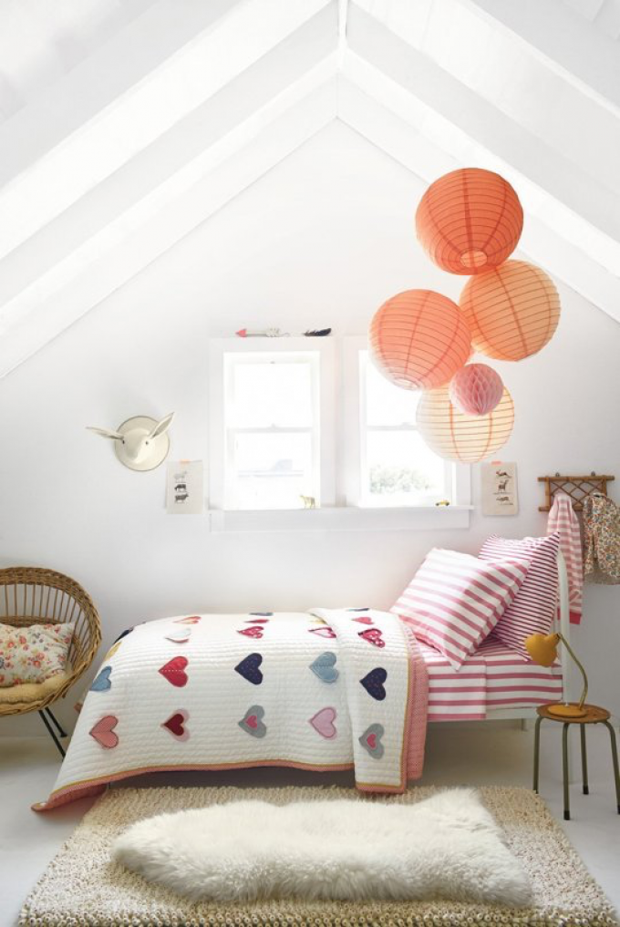 Nội thất phòng ngủ đẹp theo cách đơn giản với 3 ông mặt trời treo trên trần nhà