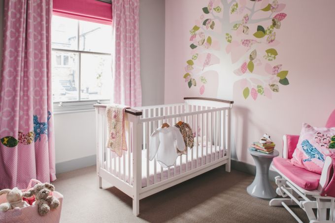 Đây chắc hẳn là nội thất phòng ngủ cho bé gái. Chiếc nôi trắng làm tông màu chủ đạo,kết hợp với rèm và tường vẽ trang trí màu hồng. Thế giới đã sẵn sàng chào đón nàng công chúa nhỏ