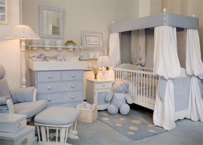 Căn phòng với nội thất điển hình dành cho bé sơ sinh, Tông màu xanh trắng tạo cảm giác mát mẻ, bình yên. Nôi cũi và tủ ngăn kéo đựng đồ được thiết kế tông xoẹt tông