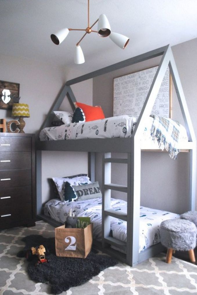 Chiếc giường tầng với thiết kế độc đáo hình ngôi nhà, là giải pháp thiết kế nội thất hiệu quả với gia đình có diện tích không gian nhỏ
