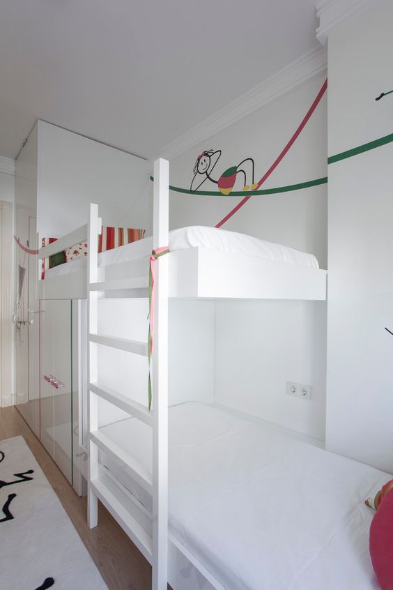 Giường tầng kiểu phá cách trong mẫu nội thất phòng ngủ này cho 2 chị em yêu thích sự đơn giản