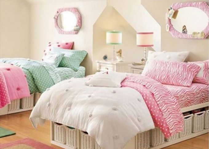 Nếu căn phòng nhỏ, bạn có thể cho 2 bé ngủ chung 1 giường hoặc đặt mua 2 chiếc giường với phần ngăn chứa ở dưới để tiết kiệm không gian cho việc đặt các đồ nội thất khác