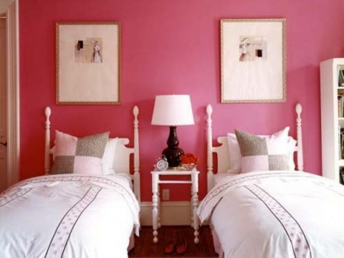 Nội thất màu trắng và tường sơn màu hồng là mẫu thiết kế khá phổ biến