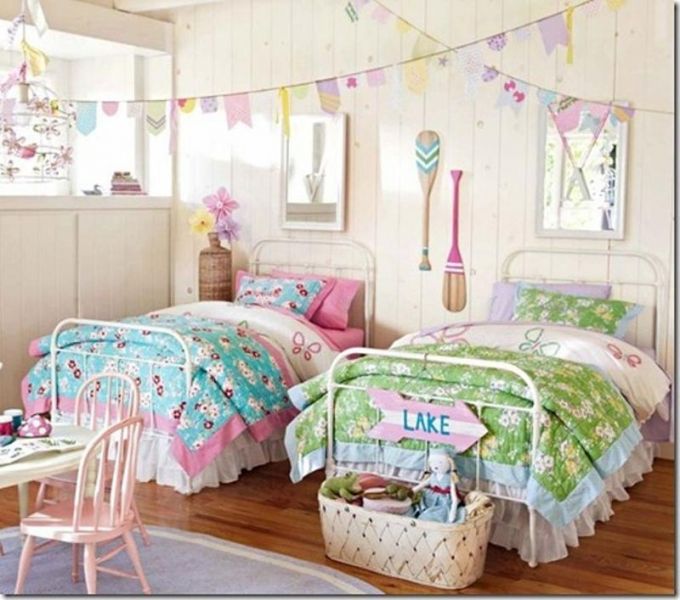 Hai chiếc giường sắt đáng yêu này kết hợp với bộ chăn ga bồng bềnh sẽ đưa công chúa nhỏ vào những giấc mơ đẹp