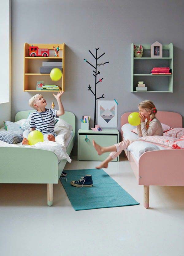 Bố mẹ nên sử dụng các màu sắc tươi sáng, nhẹ nhàng cho nội thất phòng ngủ chung