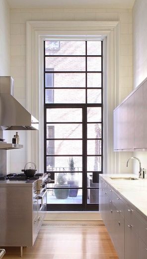 Nếu có thể, bạn hãy tăng diện tích đón ánh sáng của căn phòng lên mức tối đa theo chiều cao để đạt được mẫu nội thất phòng bếp nhà ống hoàn hảo